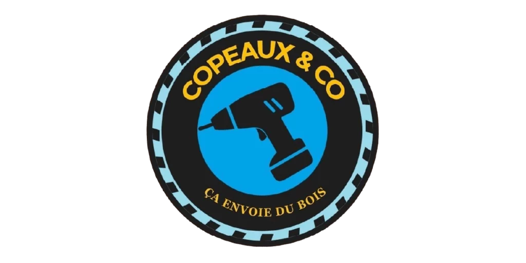 Circular logo for Copeaux & Co, depicting a drill and the slogan "Ça envoie du bois" ("It takes the edge off").