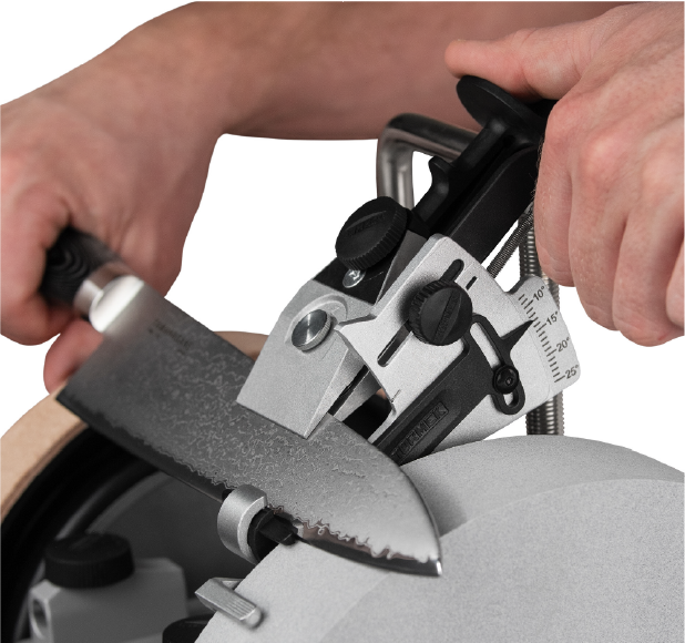 Sharpening a knife on a Tormek grinding wheel using the KS-123 device and the KJ-45.